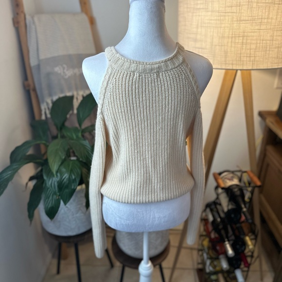 Shoulder cut put cream knit sweater - Picture 4 of 4
